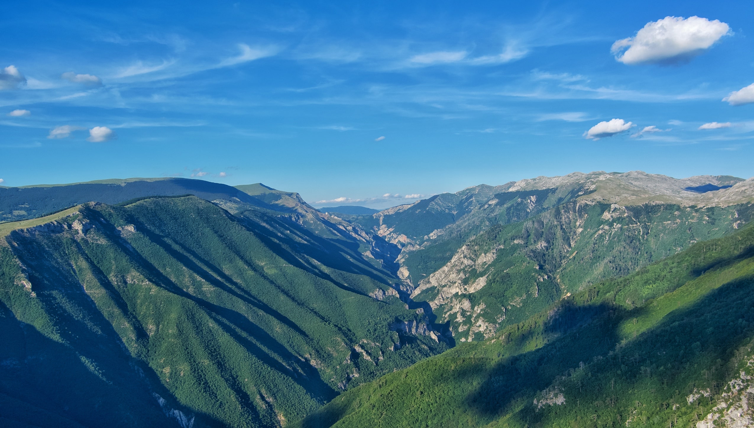 Kanjon Rakitnice. Desno je Visočica a lijevo Bjelašnica. min