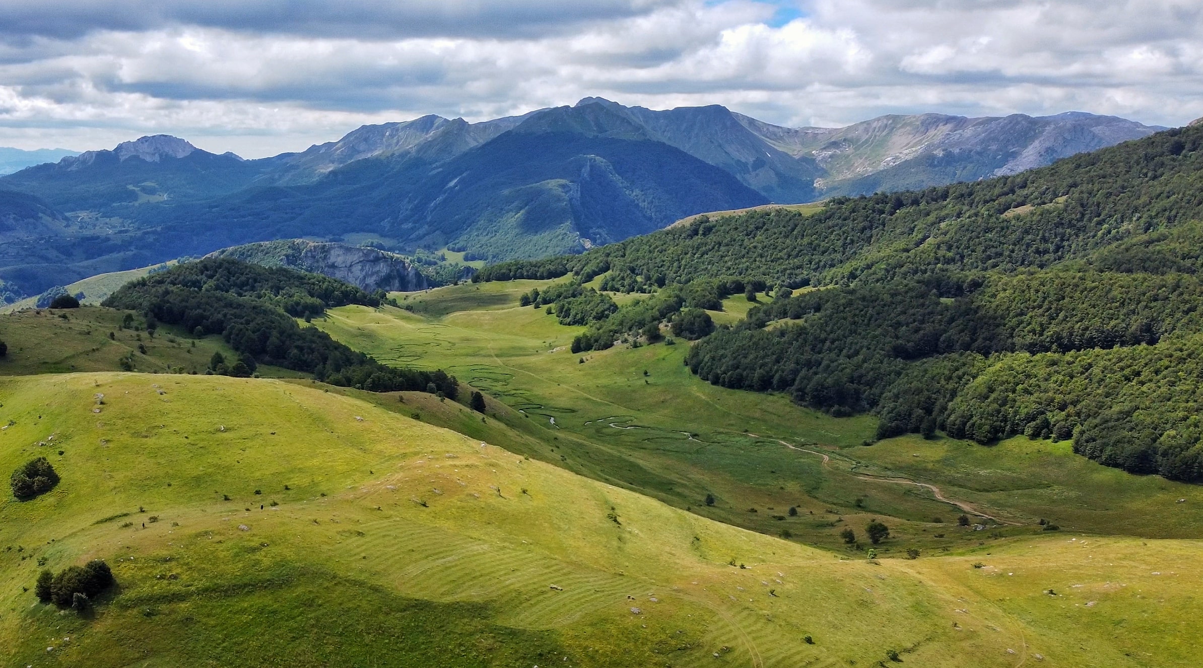 Meandri Studenog potoka sa pogledom na Visočicu min